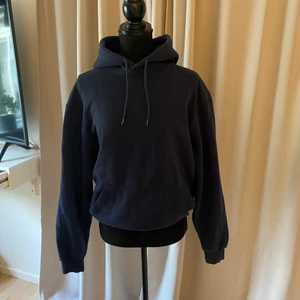 Blå hoodie - Jag säljer denna mörkblå hoodien från H&M. Den är i strl S. Väldigt mysig och skön och har en stor luva.  Skriv om ni har några fler frågor❤️ +Frakt tillkommer med 39kr