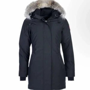 Canada Goose jacka  - Nu säljer jag denna canada goose jacka, modellen heter Viktoria parka och är i storlek M. Den är i väldigt bra skick och har tagit väl hand om jackan. För mer info eller egna bilder, skriv privat. Pris kan självklart diskuteras❤️