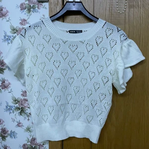 vit stickad tröja med hjärtan - supergullig stickad tröja med hjärtan från shein och jag har aldrig använt den, superfint skick