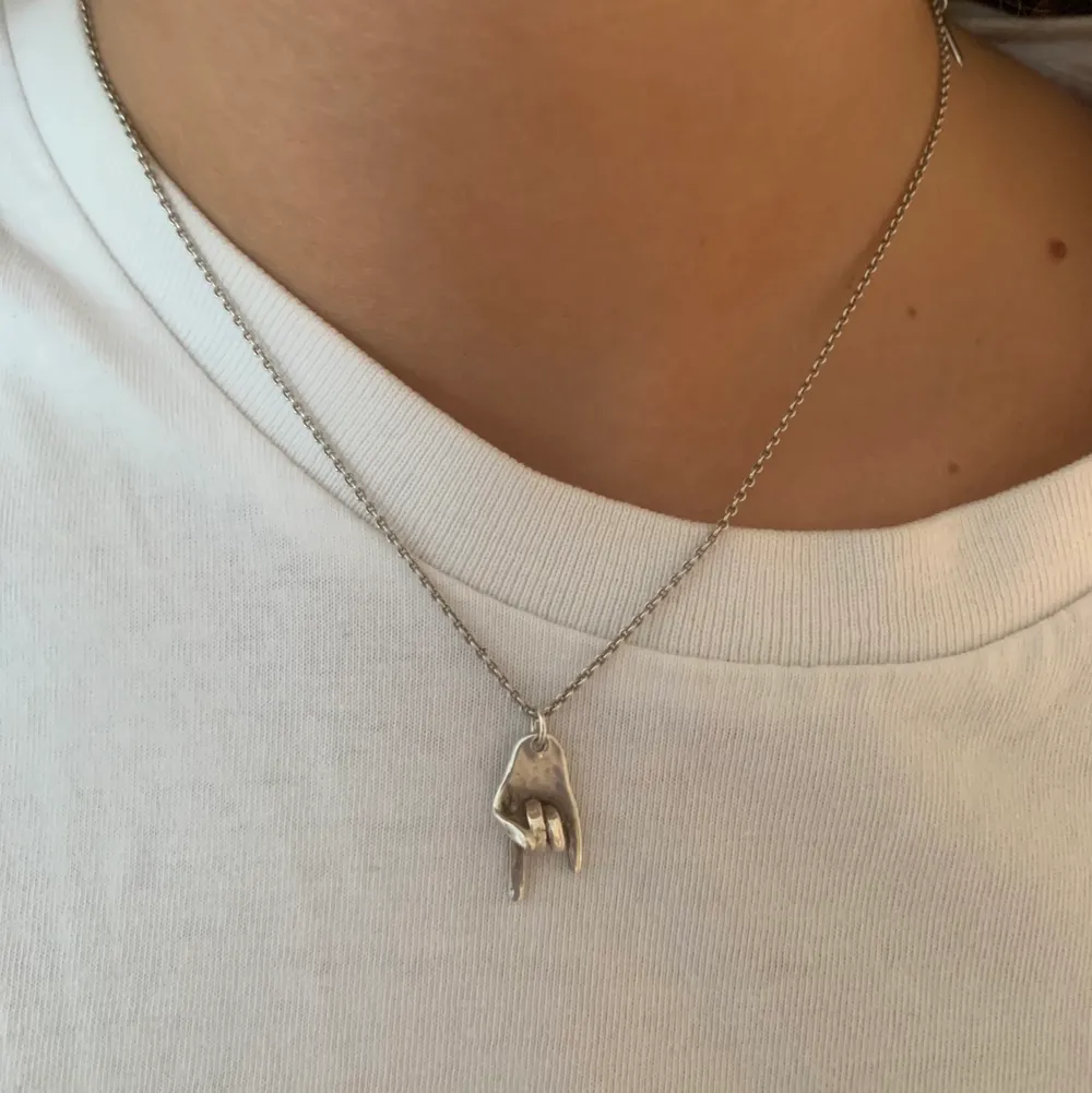 Halsband köpt på Maria Nilsdotter för ca två år sedan. Säljs ej längre så unikt. Ifall man vill putsa det får man göra det gratis hos på Maria Nilsdotter butikerna. Priset kan diskuteras🤗🤗. Accessoarer.