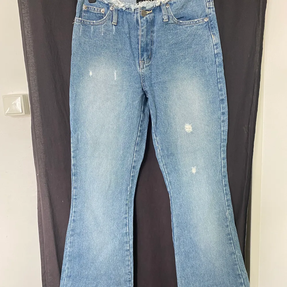 lågmidjade jeans köpta på second hand <3 aldrig använda! passformen är typ wide/bootcut. Jeans & Byxor.