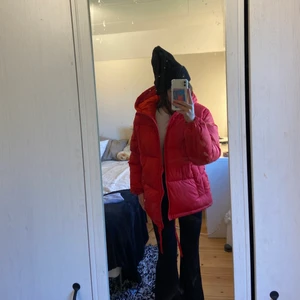 röd jacka - säljer den här jätte fina röda jackan ifrån hm för att den inte kommer till användning längre❤️