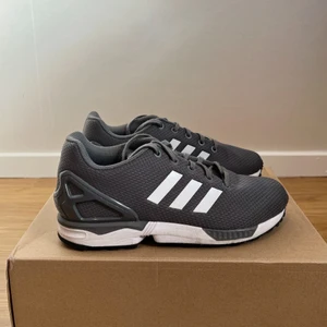 Adidas Orginal sneakers - Säljer mina adidas skor pga används inte. Köpt på JD Sports.se. Superfint skick! Storlek 38. (Frakten ingår i priset)  👟👟👟👟