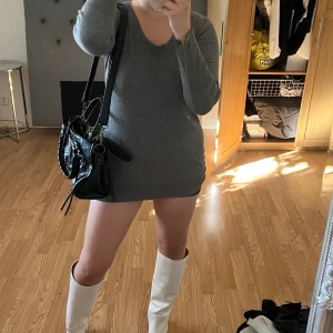 Grå tröja  - Grå tröja/tunika som går att ha som både mindre klänning och tröja. Se bilder❗️ jättefin nu till hösten i en mörkare grå färg. Är storlek 40 på den tror jag men är bra på mig som brukar ha S. Går att styla hur man vill. Från hm 