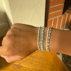 Armband  - Super fina pärlade armband🤍 1 för 14kr🤍 2 för 25kr🤍 3 för 40kr🤍 4 för 50kr🤍 frakten kostar 13kr🤍