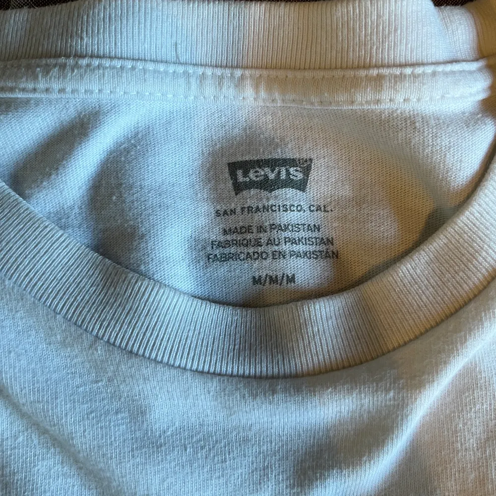 Vit longsleeve från Levi’s i storlek M. Bara använd några få gånger. . T-shirts.