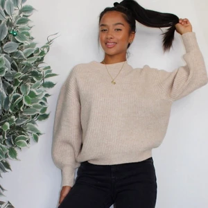 Stickad tröja - Stickad beige tröja från ASOS. Fint skick, lite nopprig. Storlek 36. Köparen står för frakten💗