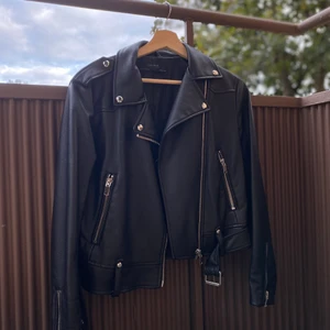 Skinnjacka från zara  - Skinnjacka i fake skinn från Zara. Mjukt ”läder” och bra tjocklek som gör den användbar under framförallt höst/vår men även sommar. 