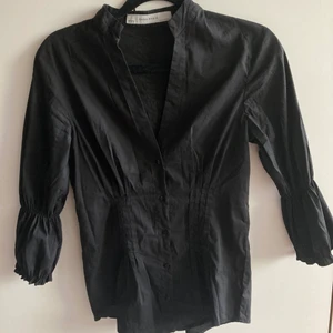 skjorta puffärmar - svart skjorta med puffärmar 