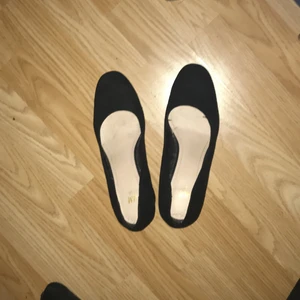 Klackskor - Det är storlek 38  Svarta klackskor från HM  Är använda till balen 1 gång