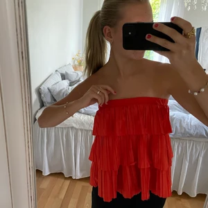 Röd volangkjol - En as ball volangkjol som passar både som topp och kjol💓❣️ den är köpt här på plick för 400kr men jag har använt den endast 2 gånger. Frakt ingår i priset!