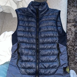 Stone island väst - Stone island väst som är i storlek S. Ny pris 3500, västen är väldigt svår att hitta, Har ej kvitto men skannen funkar och den är äkta, höger ficka är lite trög men annars i jätte bra skick🔥😃(PRISET GÅR ATT DISKUTERAS)