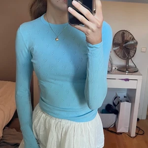 Zara tröja - Säljer denna slutsålda zara tröja med hjärt mönster. Tröjan är som ny då den är anbänd fåtal gånger