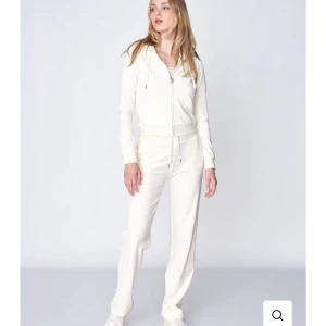 Juicy Couture set - Juicy Couture set i färgen sugar swizzle. Storlek S på båda delarna. Nypris 2300kr. Skriv för fler egna bilder 