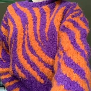 Stickad tröja från ZARA - Jättefin srickad tröja från Zara. Använd fåtal gånger. 