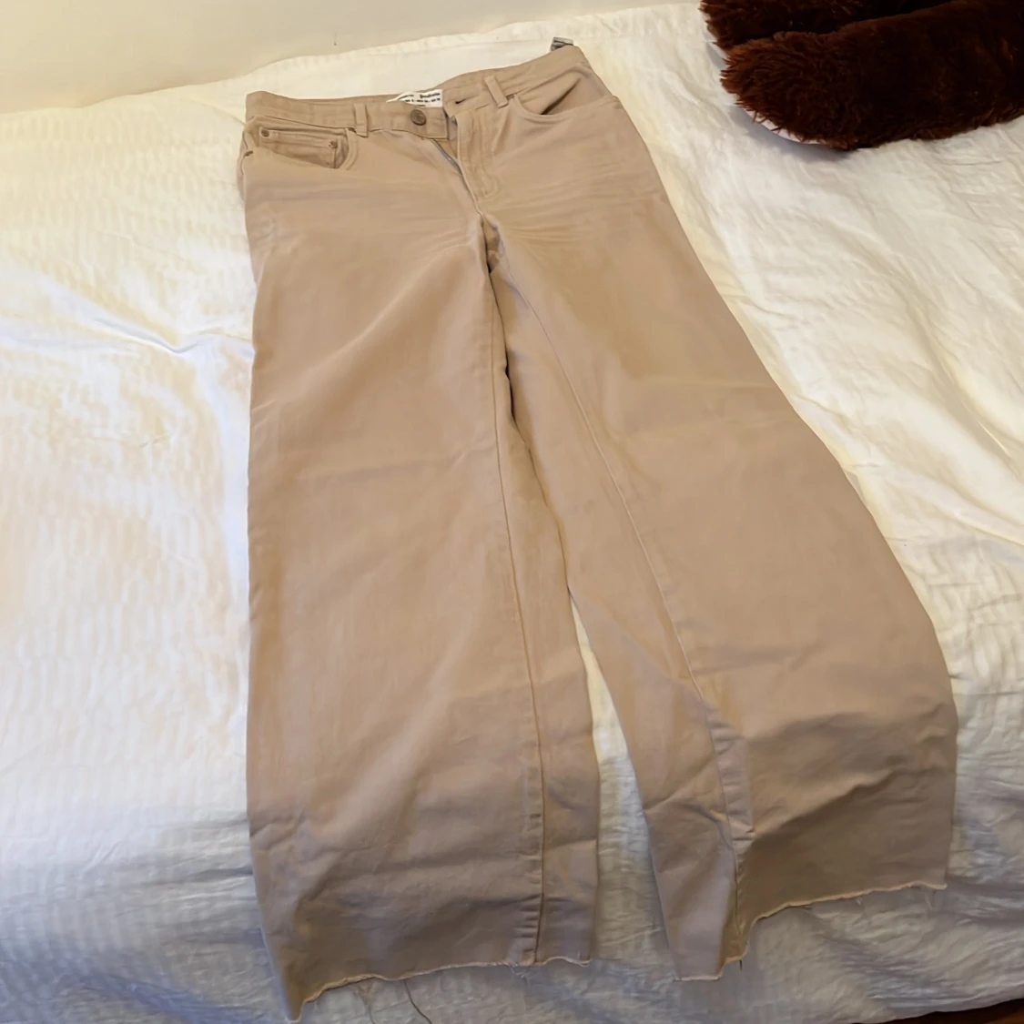 Beiga utsläppta byxor 