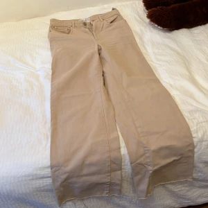 Beiga utsläppta byxor  - Använt fåtal gånger, i gott skick