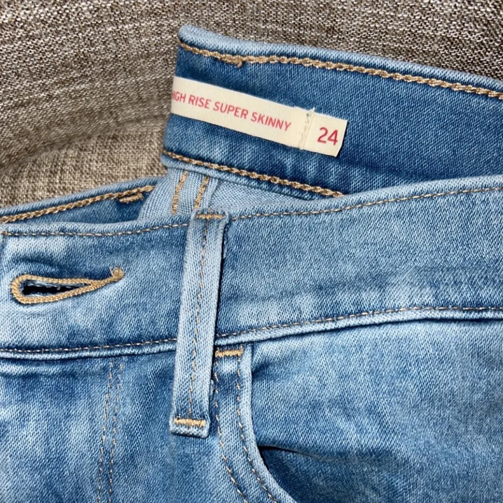 Säljer ett par Levis jeans storlek 24🥰för att dom va för korta för mig i benen har köpt dom här på Plick❤️Men dom är i bra skick annars❤️. Jeans & Byxor.