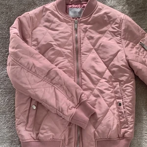 Ny jacka från Zara - Aldrig använd jacka från Zara stl 152. Passar som en XS. 