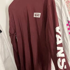 Röd vans tröja  - En röd vans tröja, använd fåtal gånger 