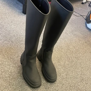 Boots  - Säljer dessa boots, aldrig använda endast testade, säljer pga glömde skicka tbx dom då dom inte passade. Storlek 40, köpte för 599