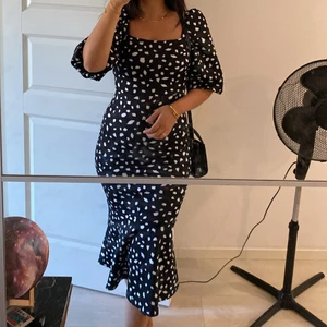 Klänning från Asos - Super fin festklänning från Asos, använd 1 gång (på bilden), storlek 36 men passar även 34. Ordinariepris 1000kr