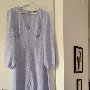 Långklänning från Nelly x Glamorous - Klänning från Nelly x Glamorous Storlek 38/UK 10. Liten i storleken, passar inte mig som har storlek M.  100% polyester Anmärkningar: sömmen har lossnat lite längst ner vid dragkedjan (se bild 3 i kommentarer)   166 kr inkl. frakt