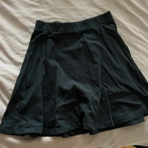 Svart volang kjol  - Svart kjol från Bershka i storlek S🖤 50kr+frakt 