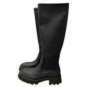 Höga ”läder” boots från Zara. Aldrig använda i storlek 38. Känns lyxiga i bra kvalitet. 