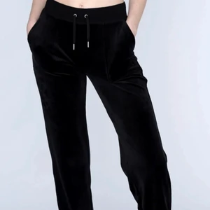 Juicy Couture - Säljer mina juicy Couture byxor, dom har blivit för små och kommer aldrig till användning. Men dom är i jättefint skick och använda ett få tillfällen.