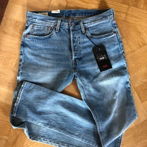 Snygga Levis jeans 💙 - Helt nya jeans från Levis, model Skinny 501 med stretch. Midrise skulle jag säga Alla lappar sitter kvar. W:32 L:34 💙