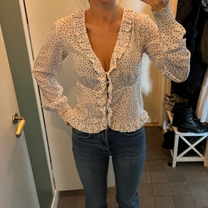 Supersöt blus  - Jättefin blus Från NA-KD storlek 36