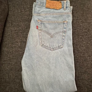 Levis jeans  - Säljer dessa levis jeans, 501or storleken w33 L 32. Jensen är köpta vintage men kommer ej till användning pgd av att dem är för stora. Finns snören i midjan som man kan korrigera midjan men det går att ta bort om så skulle viljas, inget som syns💓