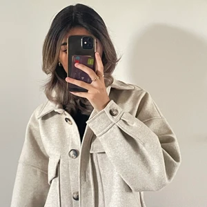 Beige kort kappa - Jättetrendig kappa/övergångsjacka från Zalando som är slutsåld💕 superfin nu till hösten. Storlek S, väldigt bra skick