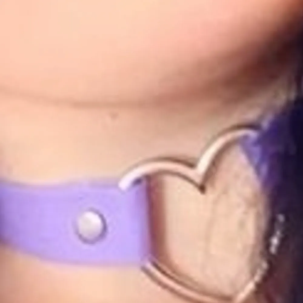 Säljer  Polly s hjärt choker  . Övrigt.