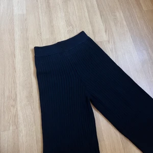 Ribbade byxor - Superfina och mysiga stickade byxor från Chiquelle. Säljer då de aldrig kommit till användning, så är som i nyskick. Skriv för fler bilder. Nypris: 399kr