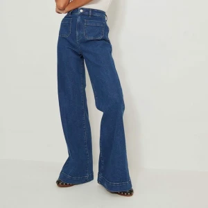 NA-KD jeans  - Säljer dessa pga dem va för stora, jag är en 34/36 så köpte 36 men dem är mer än 38 på mig, lite för långa ockps men skit snygga så det suger, har bara provat❤️ nypris 599