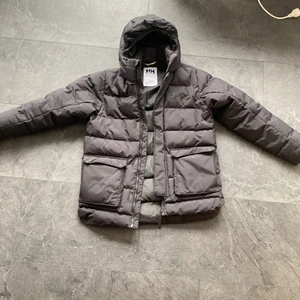 Helly hansen - Jacka i barnstorlek 164 (14 år) men är stor i storleken. Den passar mig som vanligtvis har S/M. Använt sparsamt en vinter. Finns inga hål eller fläckar. Nypris 1500kr.