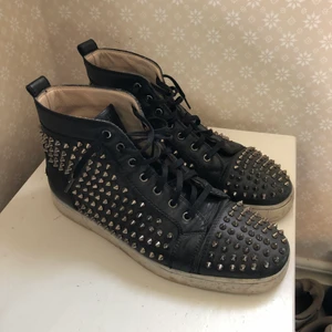 Christian Louboutin Skor - Höga Louboutins i storlek 43! Finns original dustbag till dem.