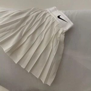 NIKE TENNISKJOL - Säljer denna skit snygga tenniskjol då den aldrig kommit till användning, det är ”inbyggda” shorts under.  Köpt för ca 600kr Köparen står för frakten!📦💞