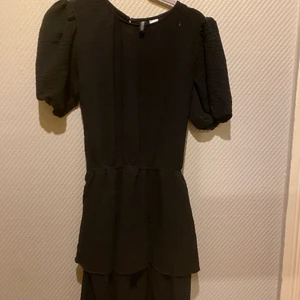 Klänning strl 38 - Oanvänd stl 38 öppen i ryggen 