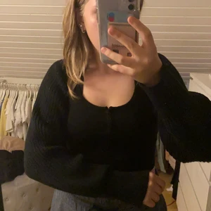 Stickade ärmar  - Stickade ärmar. Använda fåtal gånger. Köparen står för frakten som är 66kr. Tryck inte på köp nu❤️