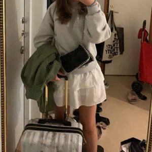 Kappahl kjol stl 152 men passar även xs  - Jätte fin vit Kappahl kjol, stl 152 men passar xs också eftersom den är stor i storleken, älskar den här kjolen tycker den är super fin men har inte använt den så mycket utan den ligger bara bara garderoben 