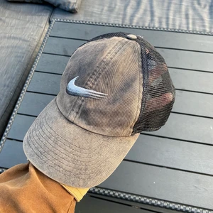 Nike Keps - Sportig med nät-skiten, väldigt solblekt. Annars bra skick :) Se bilder för exakt skick