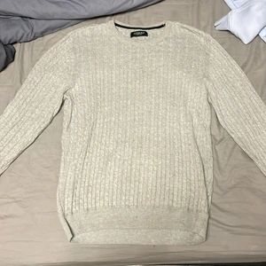 Clean Cut tröja - Hej, säljer denna tröjan eftersom jag inte använder den. Den är storlek L. Tröjan är fräsch och i bra skick👍