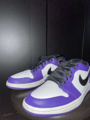 Air jordan 1 low court purple white - Tja, säljer dessa väldigt fina Jordan 1s, dom har endast använts ett fåtal gånger. Säljer pga att dom inte passar mig längre och jag har köpt nya. Jordan 1s Low Court Purple White.  Priset kan diskuteras. Storlek 42. Finns i Örebro/Kumla 
