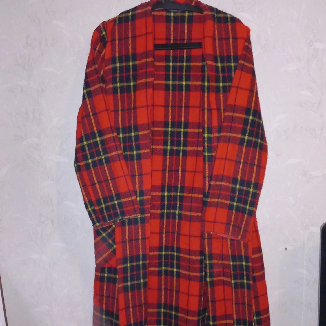 Fin rutig röd kappa - 91