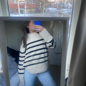 Stickad tröja - Populär tröja från Gina, en av mina favoriter som tyvärr inte kommer till användning längre! Strl M men passar perfekt för mig som är en S! Säljer för 150kr+frakt. Pris kan diskuteras!🙌🏼