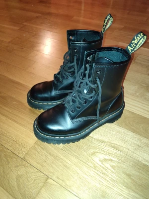 Dr Martens  - Säljer mina knappt använda Martens då de tyvärr är för små :(  Skorna är använda två eller tre gånger ute och har inga märken alls 🌺 Frakt tillkommer, men möter gärna upp inom Stockholms området! Kan sänka priset vid snabb affär 🌟