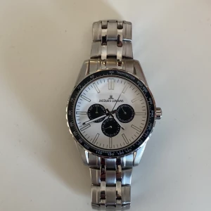 Klocka - Fler bilder finns  Klockan har använts få tal gånger men under de senaste taget så har den bara legat 